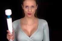 Orgasmus beim Lesen: Pornodarstellerin Mary Wet