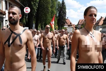 Nackt-Demo mit Lendenschurz und abgeklebten Brustwarzen