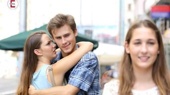 Darum schaut dein Freund anderen Frauen hinterher