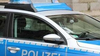 Mann fährt nackt und onanierend Auto