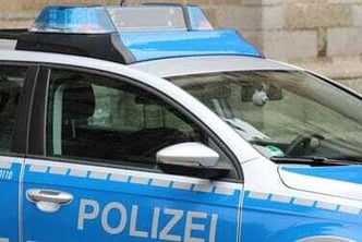 Mann fährt nackt und onanierend Auto