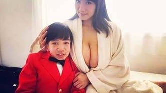 Pornodarsteller sieht aus wie ein kleiner Junge