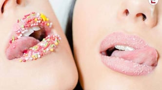 Blowjob von zwei Frauen: Von zwei Girls gleichzeitig geblasen werden