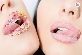 Blowjob von zwei Frauen: Von zwei Girls gleichzeitig geblasen werden