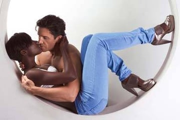 Porno-Lexikon: Was ist Interracial Sex?