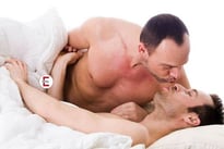 Das Geständnis: Freund mit Vater nackt im Bett erwischt