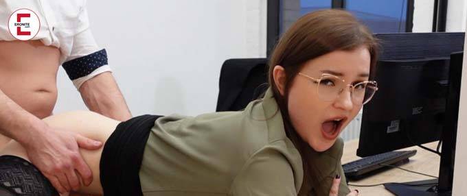 TinyEmily Pornos: So geil ist das bisexuelle Luder