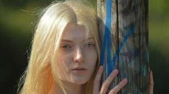 Junge Frau kämpft gegen ihre Sexsucht