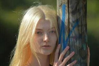 Junge Frau kämpft gegen ihre Sexsucht