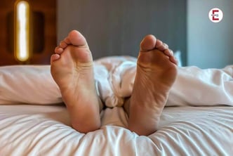 Hotelgast wacht auf – weil Manager an seinem Zeh lutscht