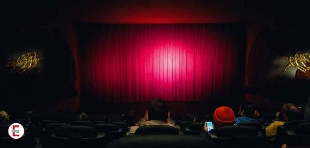 Oral sex in the cinema: I like to suck so much in the glow of the screen