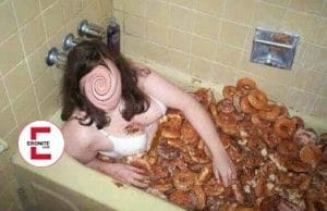 In Donuts baden mit dem Donut-Fetisch