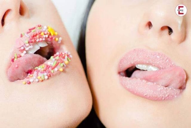 Blowjob von zwei Frauen: Von zwei Girls gleichzeitig geblasen werden Blowjob von zwei Frauen: Von zwei Girls gleichzeitig geblasen werden