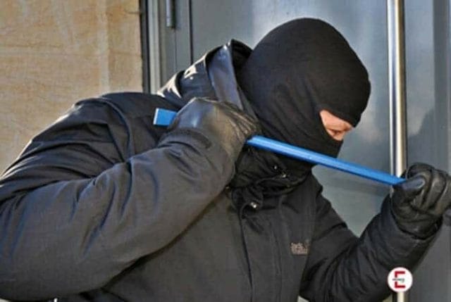 Sexgeschichte: Der Einbrecher wollte kein Geld von uns Sexgeschichte: Der Einbrecher wollte kein Geld von uns