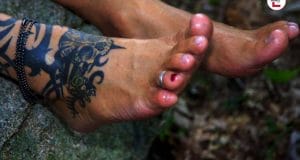Stinky feet fetish: earn money with smelly mouths