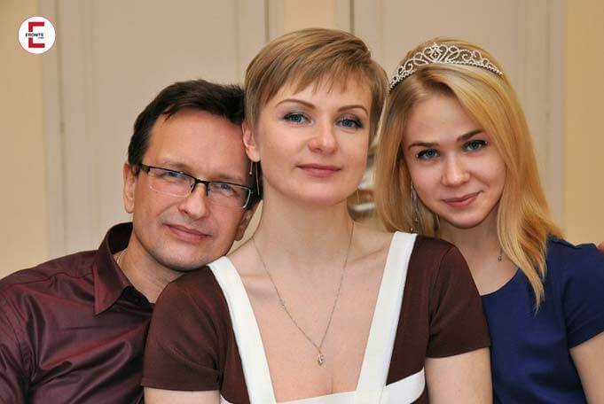 Junge Frau erwischt Freund beim Fremdgehen – mit ihrer Mutter Junge Frau erwischt Freund beim Fremdgehen – mit ihrer Mutter