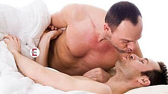 Das Geständnis: Freund mit Vater nackt im Bett erwischt