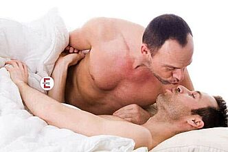 Das Geständnis: Freund mit Vater nackt im Bett erwischt