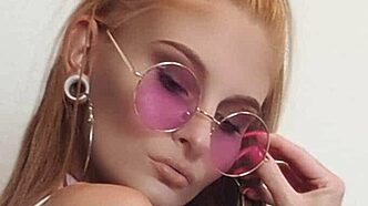 Devotes Teeniegirl Lessia Mia im Interview