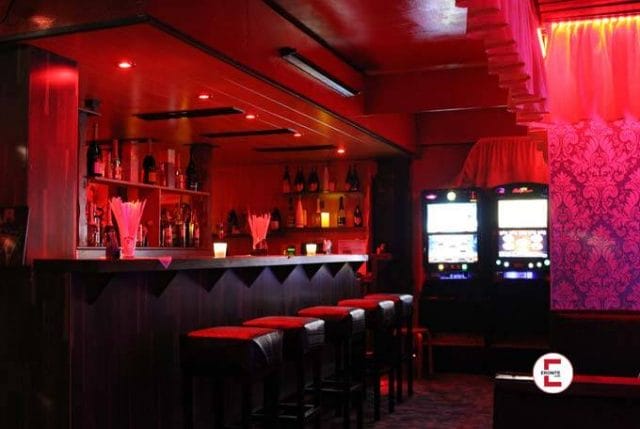 Als Jungfrau im Bordell: Dein erstes Mal mit einer Prostituierten Als Jungfrau im Bordell: Dein erstes Mal mit einer Prostituierten