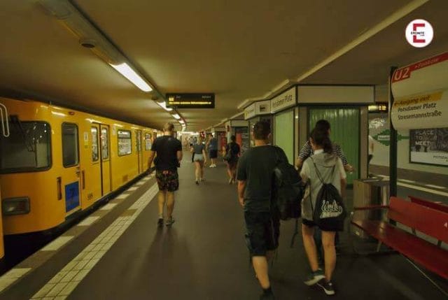 Paar beim öffentlichen Sex am Bahnsteig erwischt Paar beim öffentlichen Sex am Bahnsteig erwischt