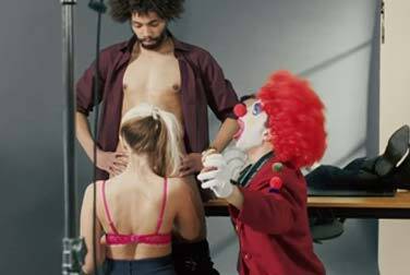 Irrer Porno-Clown mischt Erotikszene auf