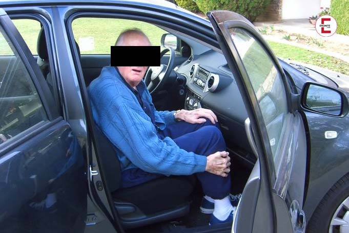La policía sorprende a un pensionista viendo porno en el coche