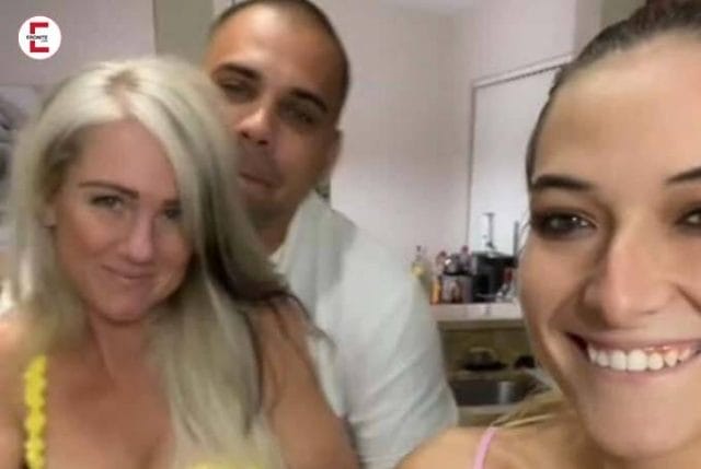 sex-mutter-tochter-eronite a woman and two men are taking a selfie