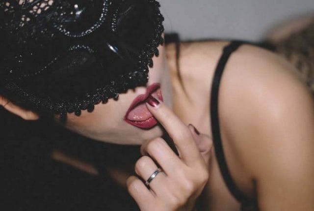 Intimbeichte: Das erste Mal einen fremden Schwanz im Mund Intimbeichte: Das erste Mal einen fremden Schwanz im Mund