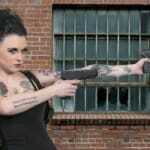 Sexistische Tattoos im Polizei-Dienst: Ablehnung!