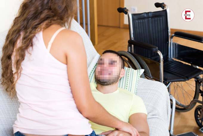Trans-discapacitados: Una persona sana se sienta en una silla de ruedas por decisión propia