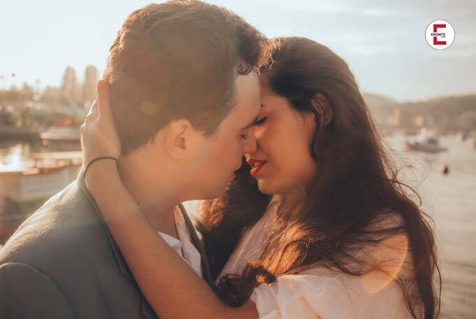 5 señales de que una mujer quiere besarte