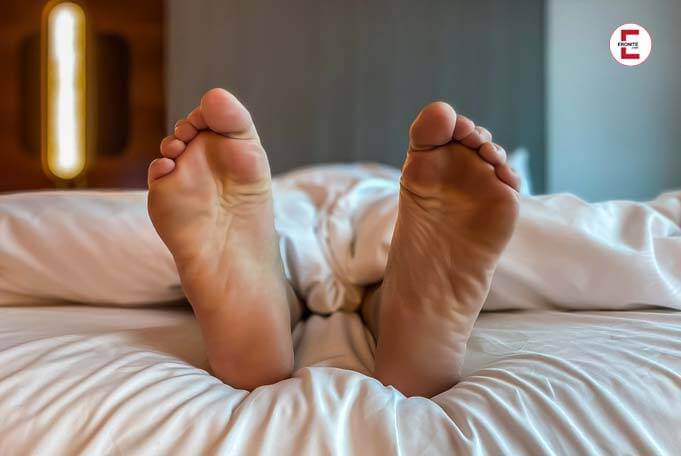 Un huésped de hotel se despierta porque el gerente le chupa el dedo del pie